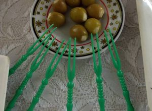 Una foto de Aceitunas rellenas de requesón y polvo de charales con chile verde la tía Licha