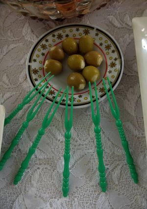 Una foto de Aceitunas rellenas de requesón y polvo de charales con chile verde la tía Licha