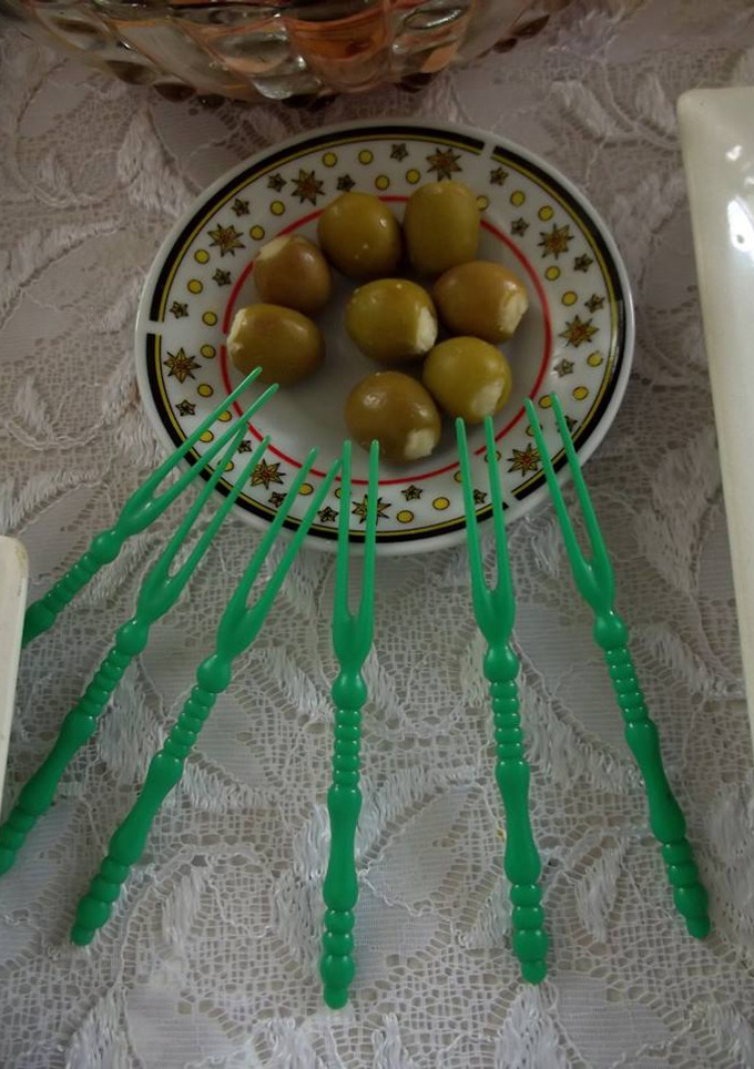 Una foto de Aceitunas rellenas de requesón y polvo de charales con chile verde la tía Licha