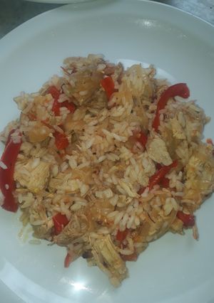 Una foto de Pernil de cerdo al wok con arroz