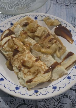 Una foto de Panqueques con Dulce de Leche y Manzana 🍎🍎