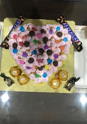 A picture of Heart pinata cake.
