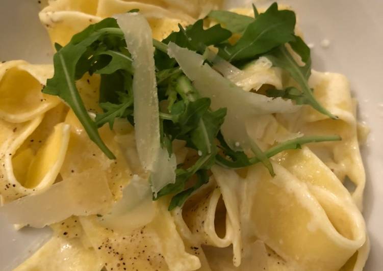 Pappardelle con crema di formaggio spalmabile rucola e grana