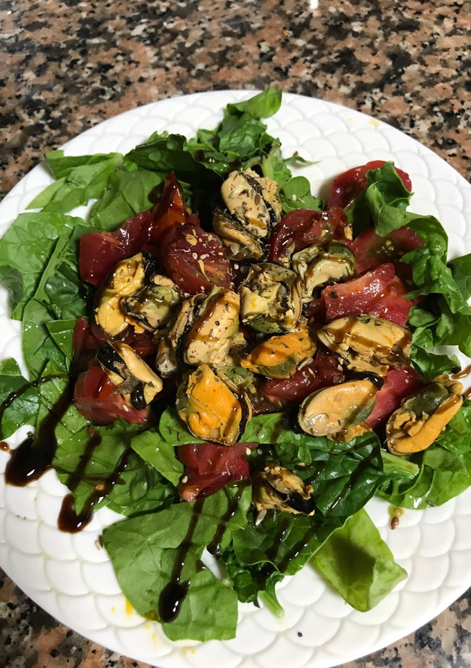 Una foto de Ensalada de espinaca con tomate y mejillones