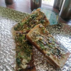 A picture of Crisp garlic peri peri toast.