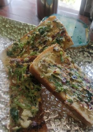 A picture of Crisp garlic peri peri toast.