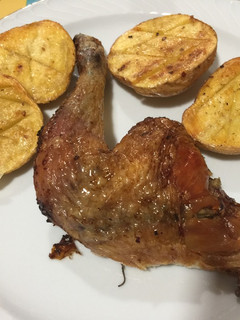 Una foto de Pollo al horno con romero y tomillo