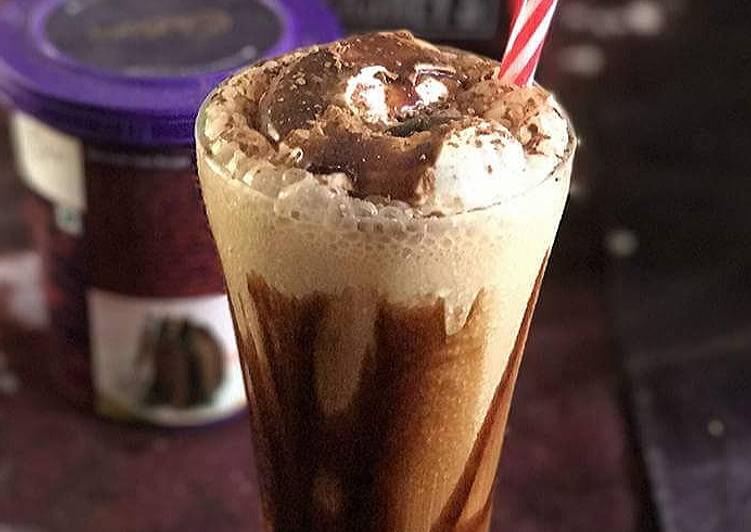 Coffee chocolate milk shake with vanila ice cream and choco syrup