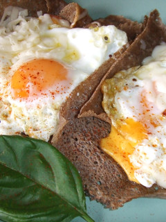 Una foto de Galettes a la albahaca con huevos y quesos