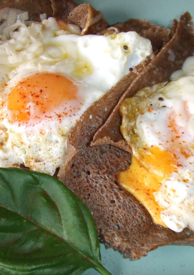 Una foto de Galettes a la albahaca con huevos y quesos