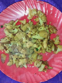 আলু ফুলকপি ভাজা(Aloo foolkopi bhaja recipe in Bengali) রেসিপির প্রধান ছবি