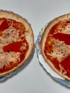 Una foto de Falsas pizzas de atún y pimiento morrón