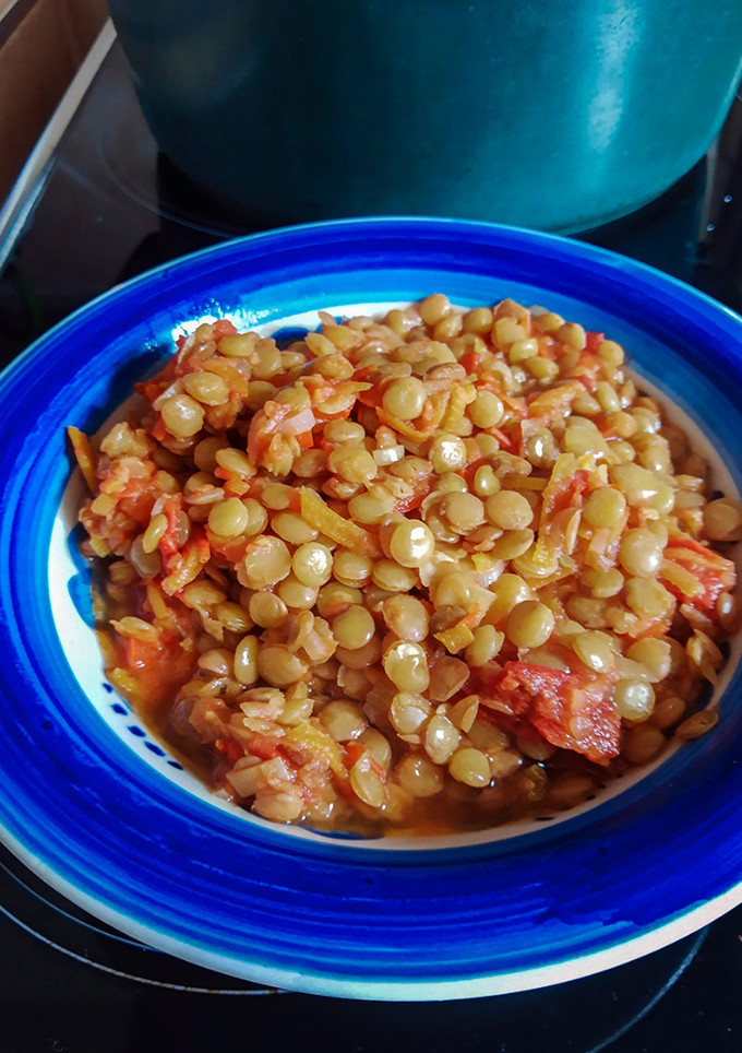 Una foto de Guiso de lentejas con verduras