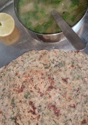 आलू बथुए का पराठा(aloo bathua paratha recipe in hindi) रेसिपी मुख्य फोटो