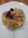 Col salteada con bacon, escalonia, ajo, tomate cherry y orégano