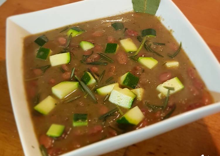 Zuppa zucchine borlotti e guanciale