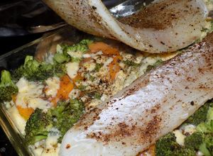 Una foto de Salmón blanco con brócoli y verduras del Viernes Santo