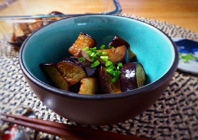 Gebratene Aubergine und Knoblauch in Sauer-Sauce