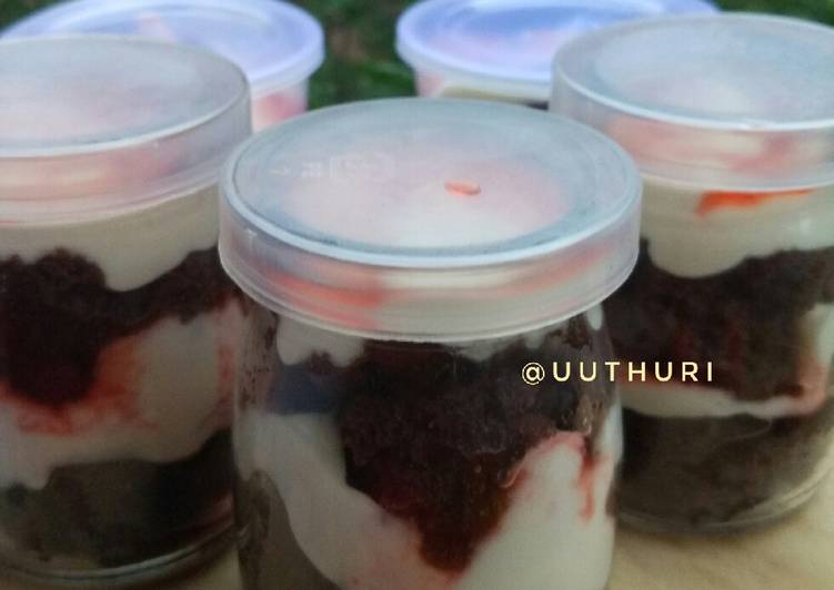 Brownies cheese cake in jar