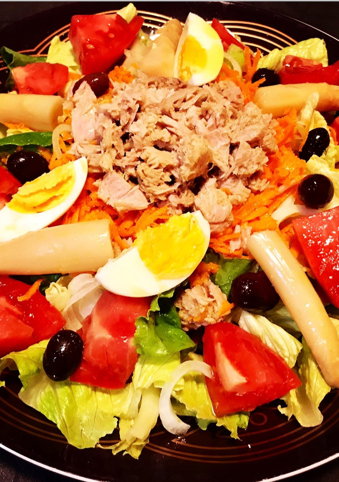 Una foto de Ensalada mixta completa 🥗🥕🍅🥬🫒🥗