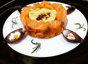 Foto de Tartar de Salmão Fresco com Guacamole, Cebolas Roxas Assadas com Cream Cheese e molho de Pimenta