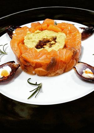 Foto de Tartar de Salmão Fresco com Guacamole, Cebolas Roxas Assadas com Cream Cheese e molho de Pimenta