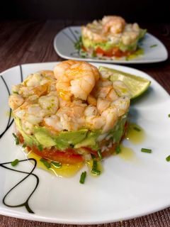 Una foto de Tartar de aguacate y langostinos
