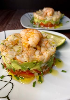 Una foto de Tartar de aguacate y langostinos