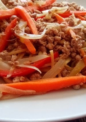 Una foto de Espaguetis con verdura y soja