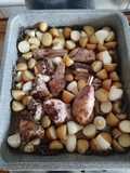 Agnello al forno con patate novelle e cipollotti