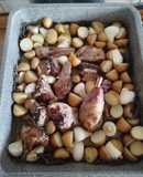 Agnello al forno con patate novelle e cipollotti