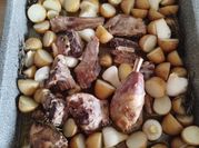 Una foto di agnello al forno con le patate