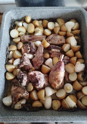 Foto di Agnello al forno con patate novelle e cipollotti