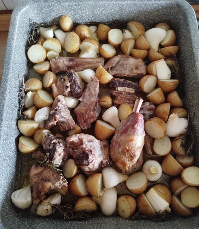 https://img-global.cpcdn.com/recipes/f04ff7b3e4dcaa91/680x781f0.5_0.499998_1.0q80/foto-principale-della-ricetta-agnello-al-forno-con-patate-novelle-e-cipollotti.jpg
