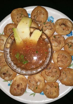 A picture of Mango flavoured Panipuri..