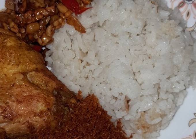 Nasi uduk magic com