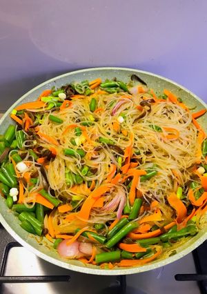 Hình của món Miến xào tôm gà rau củ.