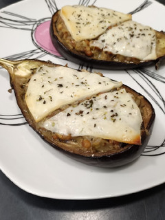 Una foto de Berenjena rellena de champiñones y lentejas 🌱