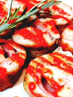 Una foto de Redondo de pavo relleno de jamón y queso en salsa de piquillo (freidora de aire)
