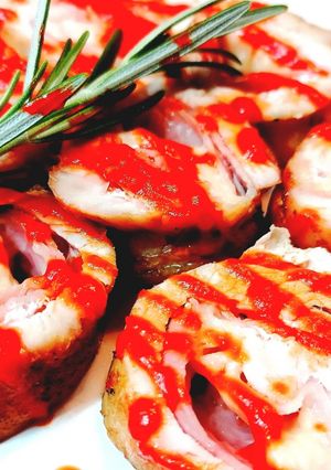 Una foto de Redondo de pavo relleno de jamón y queso en salsa de piquillo (freidora de aire)