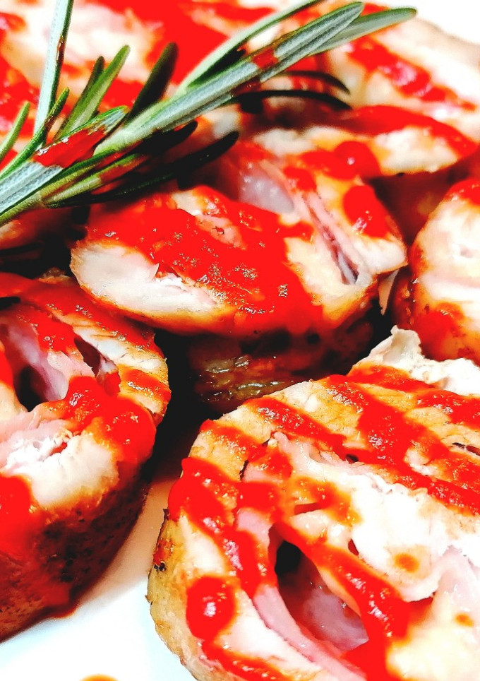 Una foto de Redondo de pavo relleno de jamón y queso en salsa de piquillo (freidora de aire)
