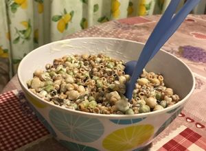Una foto de Ensalada de legumbres y fideos tostados