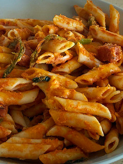 Una foto de Macarrones con bacon y espárragos verdes