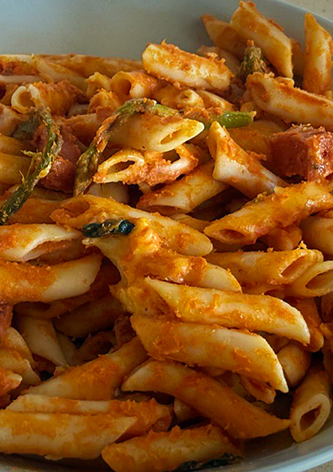 Una foto de Macarrones con bacon y espárragos verdes