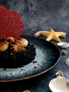 Una foto de 💥 SEPIAS PICANTES, ARROZ NEGRO Y CORAL COMESTIBLE 💥🦑🌶