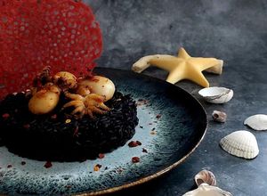 Una foto de 💥 SEPIAS PICANTES, ARROZ NEGRO Y CORAL COMESTIBLE 💥🦑🌶