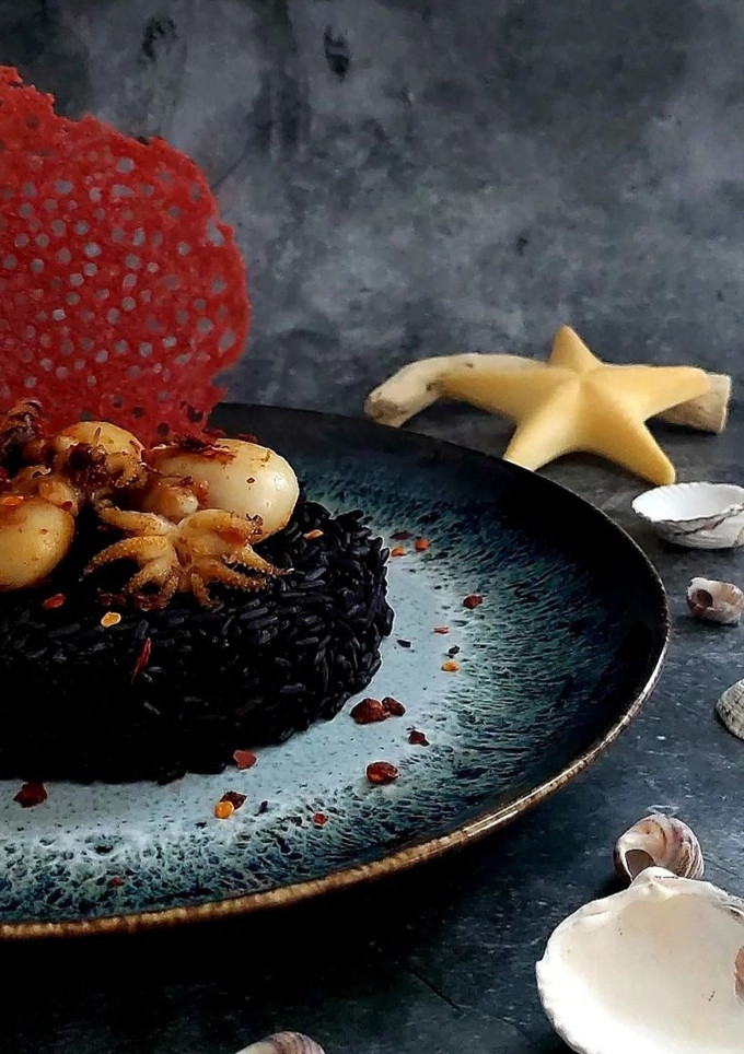 Una foto de 💥 SEPIAS PICANTES, ARROZ NEGRO Y CORAL COMESTIBLE 💥🦑🌶