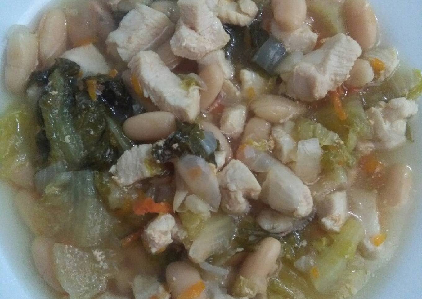 Sopa de judías blancas con lechuga