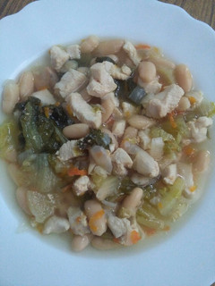 Una foto de Sopa de judías blancas con lechuga