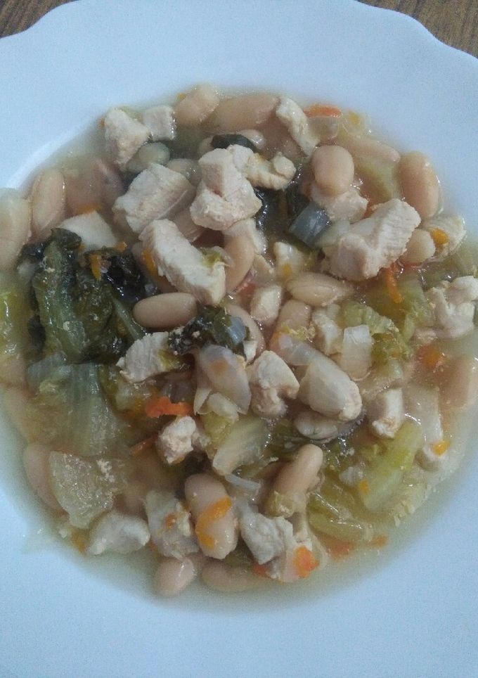 Una foto de Sopa de judías blancas con lechuga